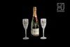 Свадебные бокалы и бутылка шампанского MOET, украшенная золотом и бриллиантами
