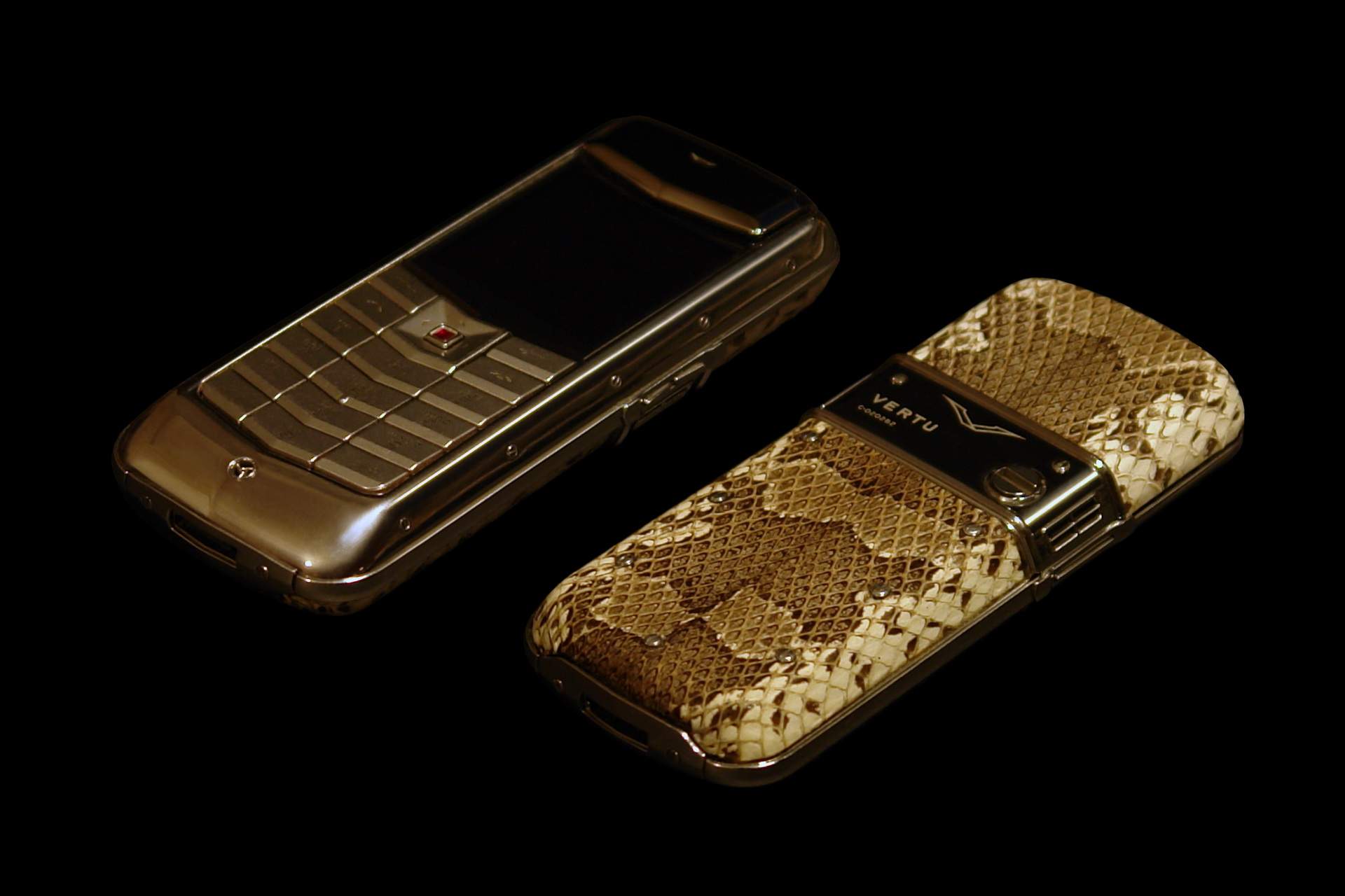 Изготовление телефона на заказ. Vertu Boucheron Cobra. Телефон Vertu Ascent ti Carbon Fibre. Верту Голд модель 2008. Нокиа 8800 верту.
